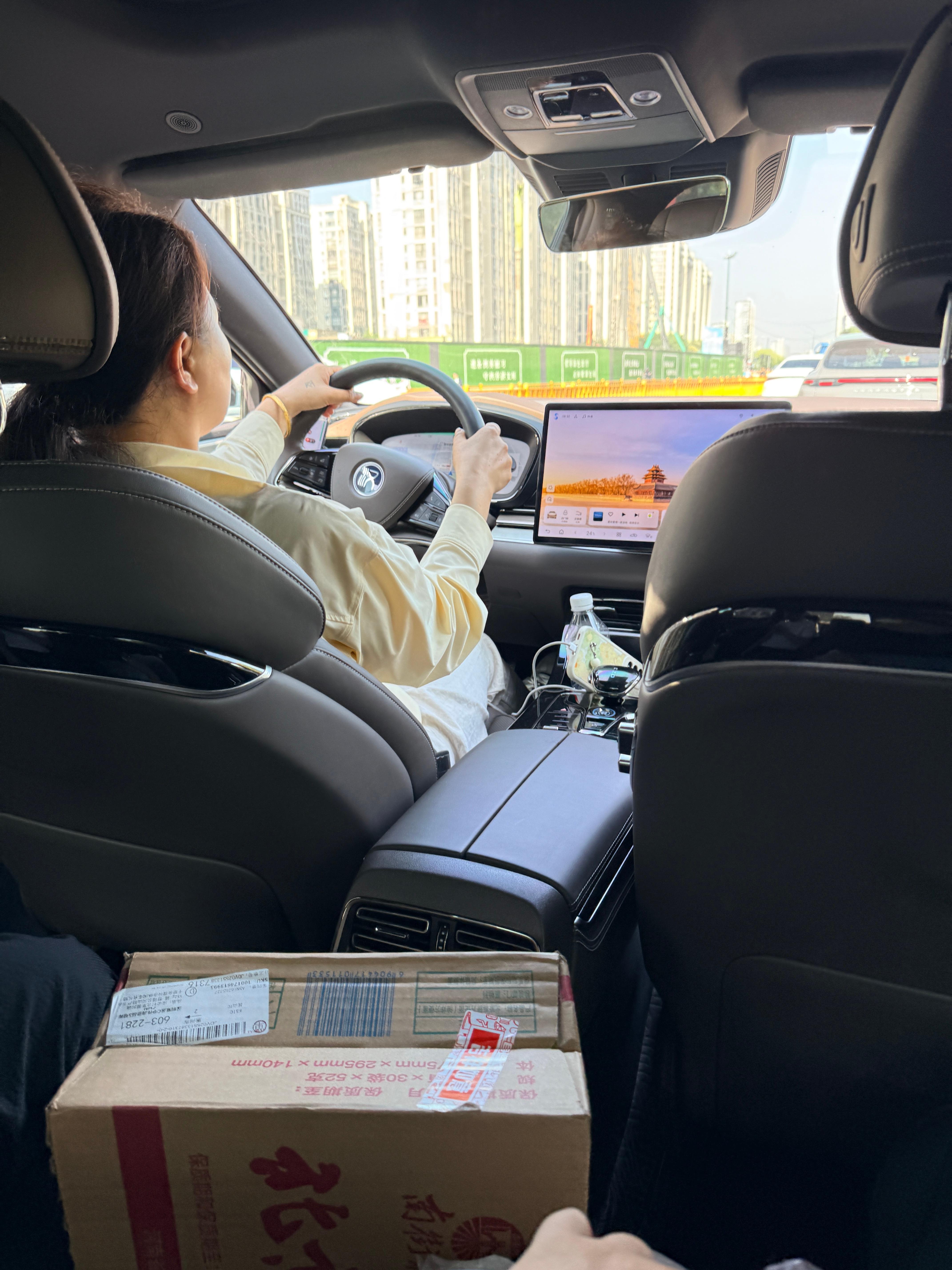 檀健次代言滴滴出行 早上出门打了个车，是个女司机，感觉司机比我紧张女司机