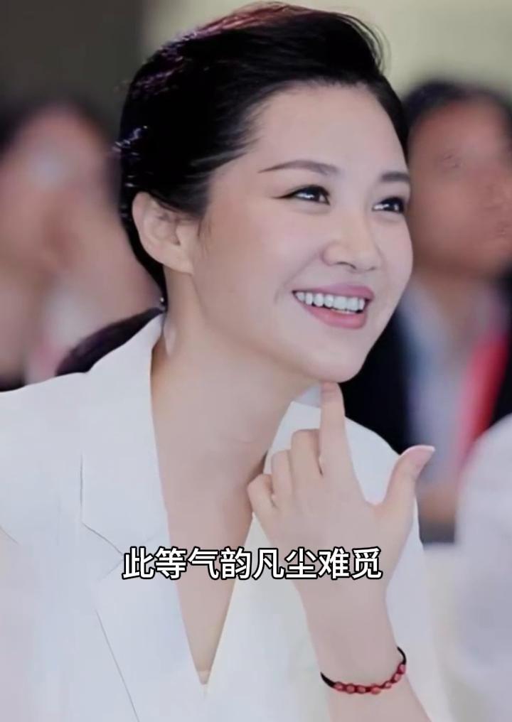 她生得一副惊世容颜，五官玲珑，眉宇间却有绵里针锋的傲骨，柔而不弱，刚而不厉。此等