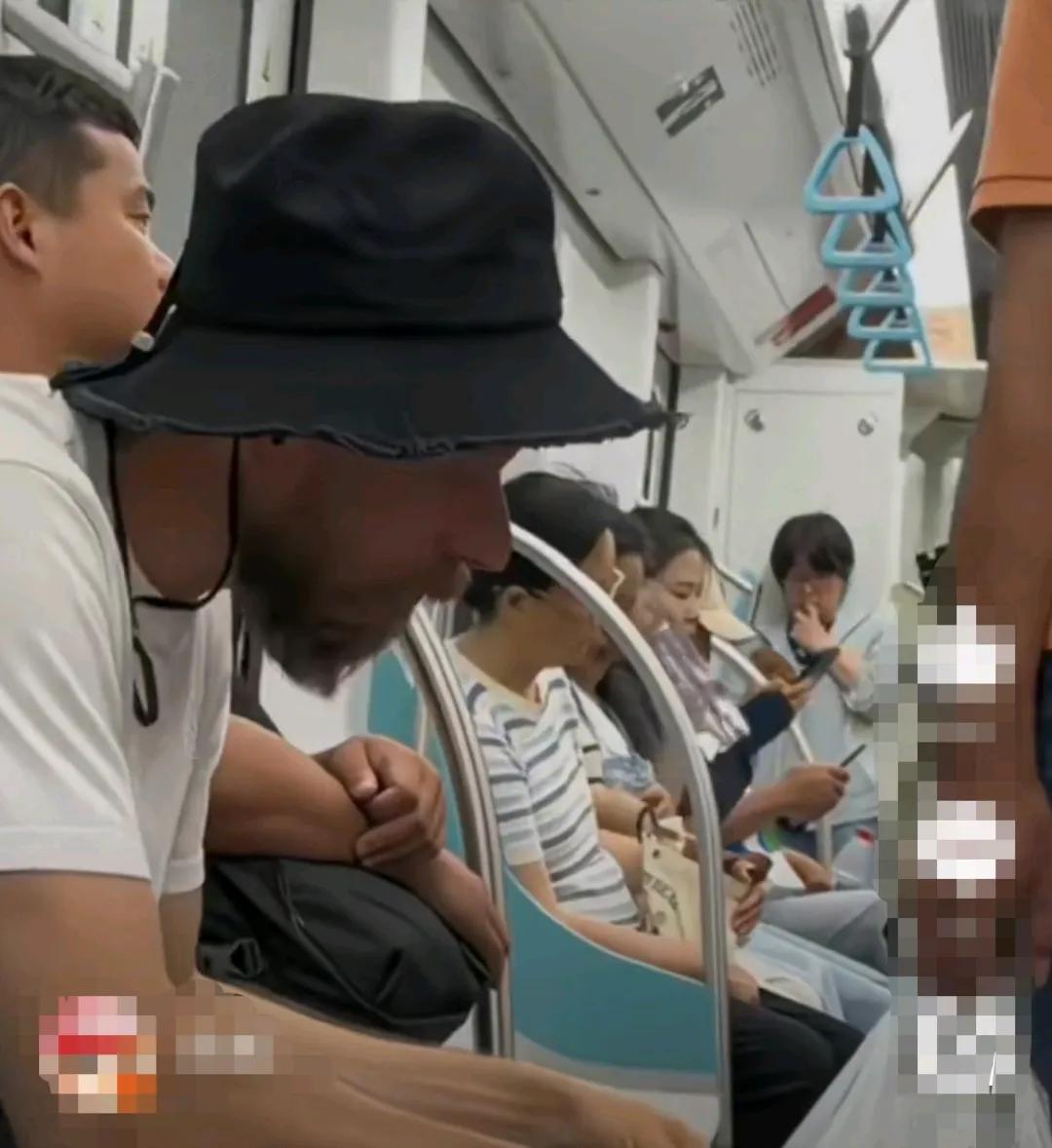 地铁上，外国人不打招呼就偷吃大爷的葡萄，把大爷惊得睁大眼！
一个外国男子坐地铁，