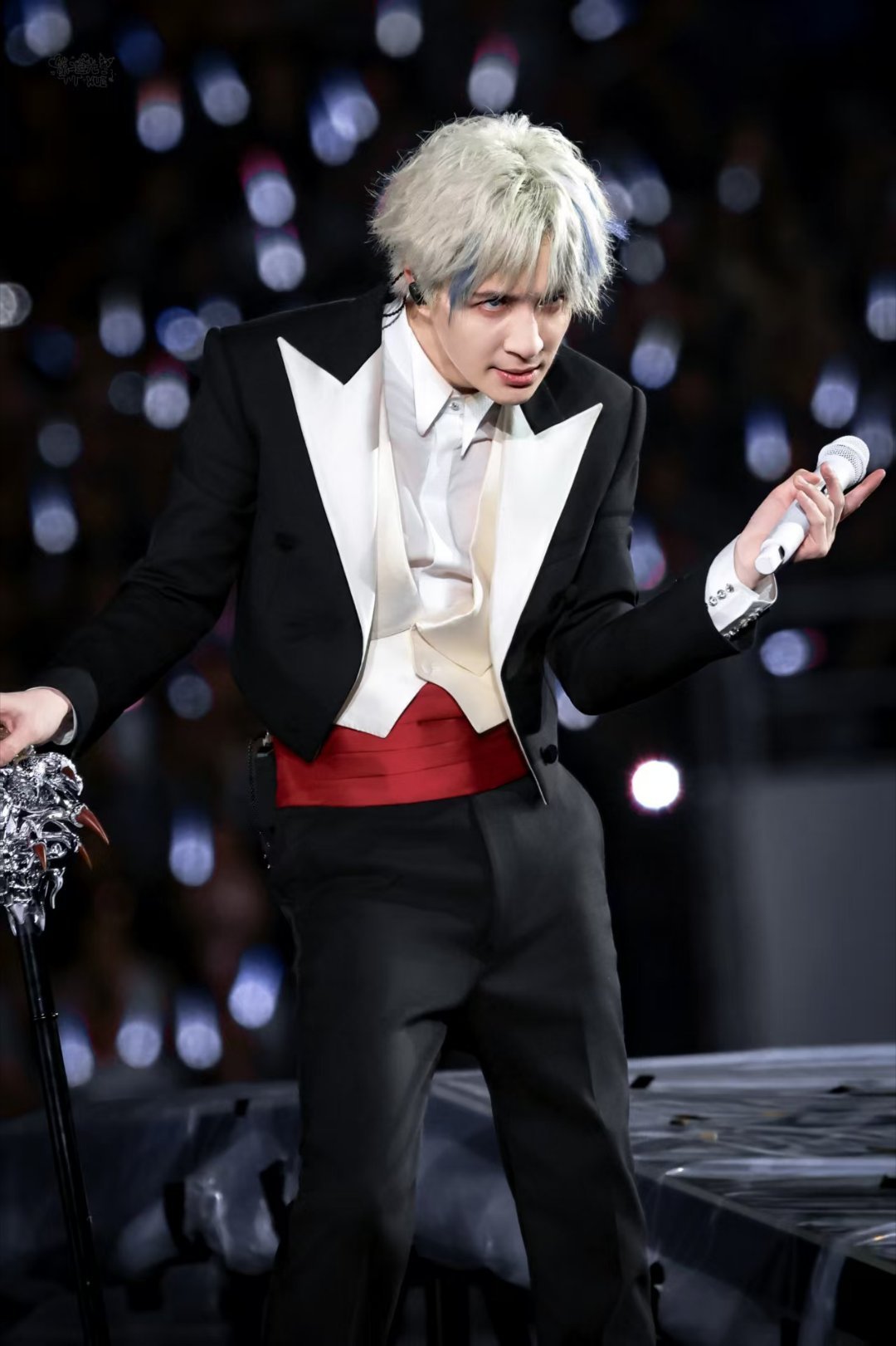 薛之谦360度贴脸开唱薛之谦一场换了多少个交通工具 威亚落下时是王子，钢琴升起时