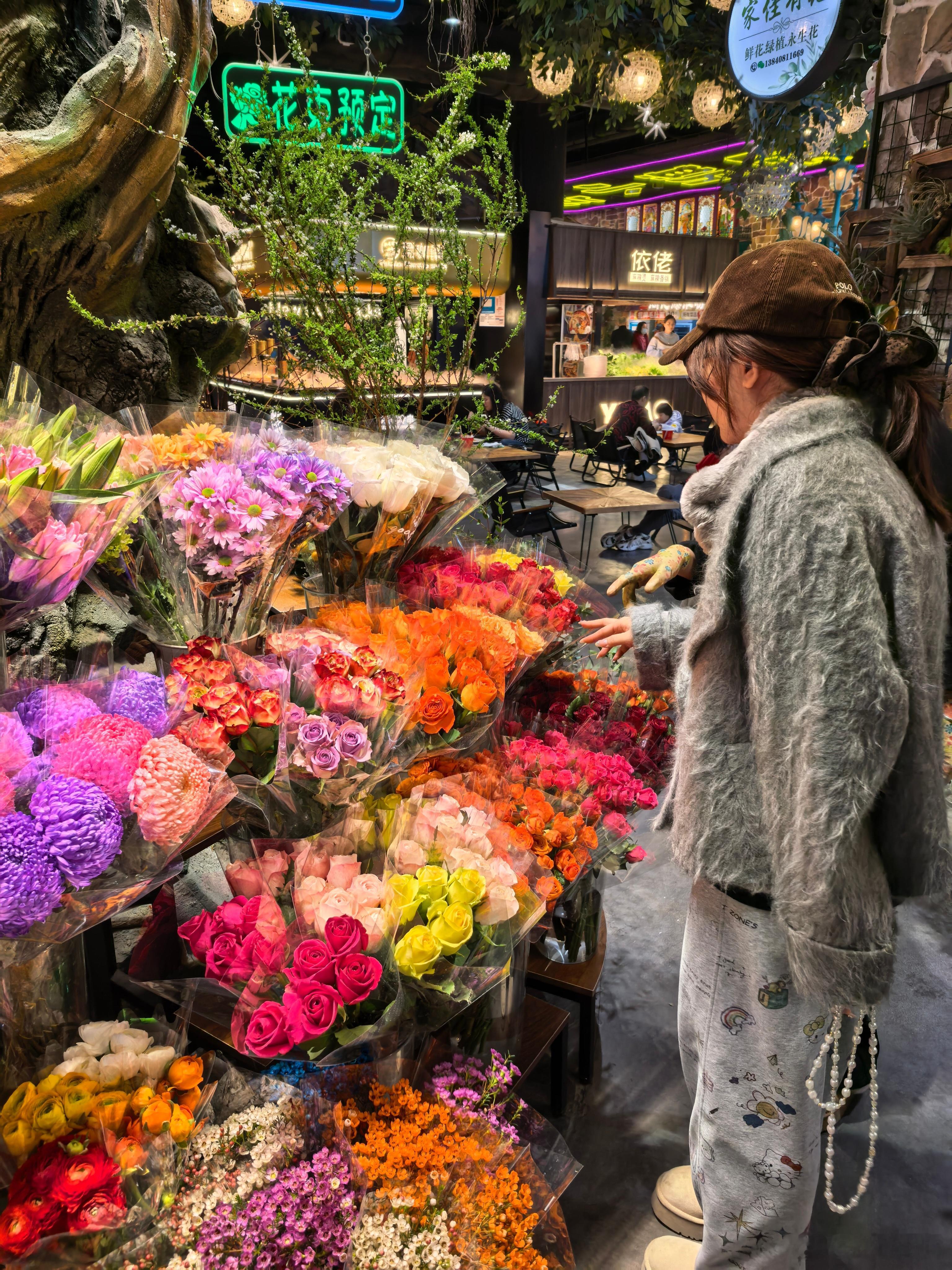 凯丹下边改完有点好逛啊，超市升级后其他小商户也活了主推这家依佬麻辣拌，绝对 大连