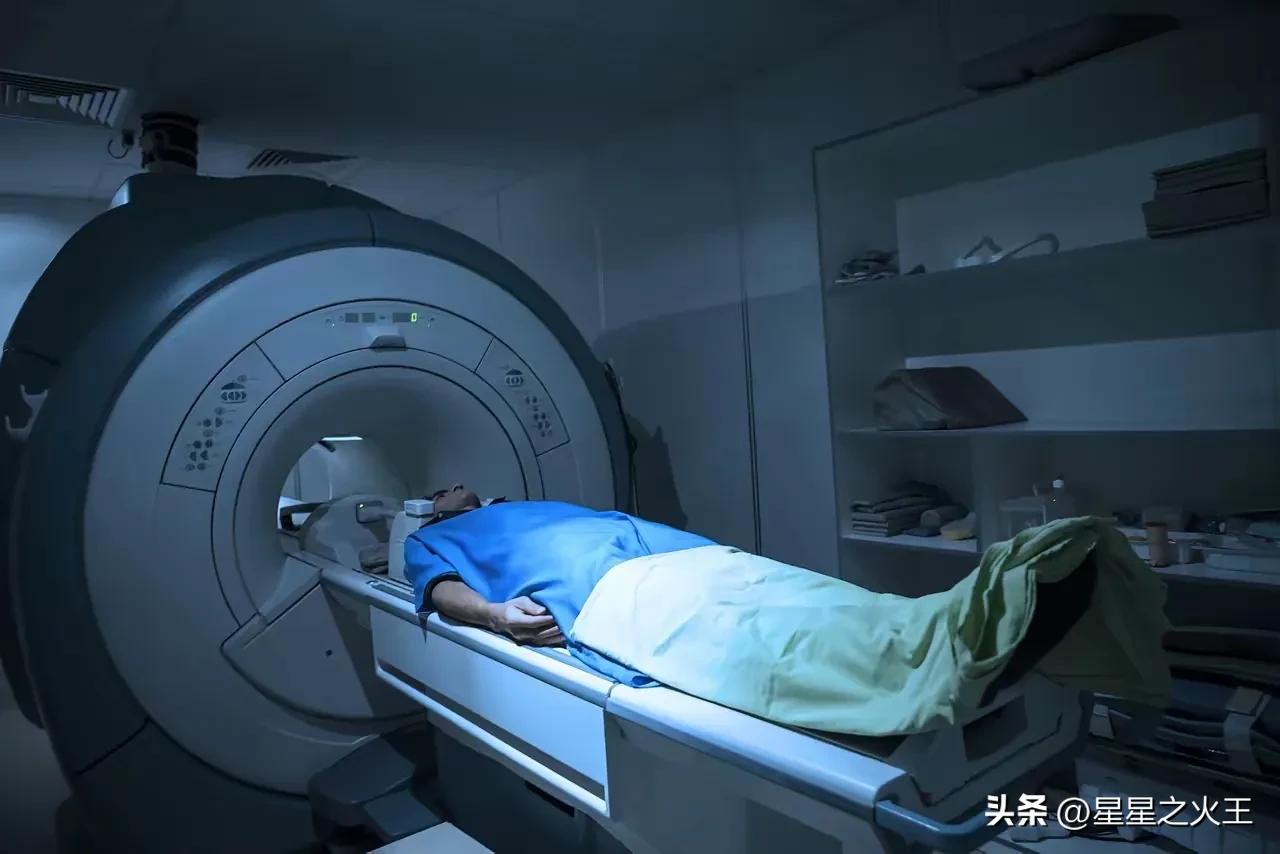 离谱至极！男子做核磁被忘在仪器里6小时，深夜被困冰冷舱体，救命竟靠保洁阿姨
 