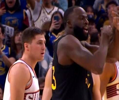 勇士赢球，恰恰因为少了德雷蒙德·格林。
开赛10分钟，他推搡对手，喷了裁判，领到