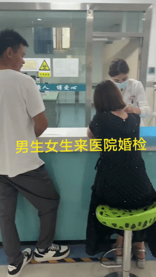 一对即将结婚的新人一起来到医院做婚检。
现在大部分人都没有做婚检的习惯。
其实结