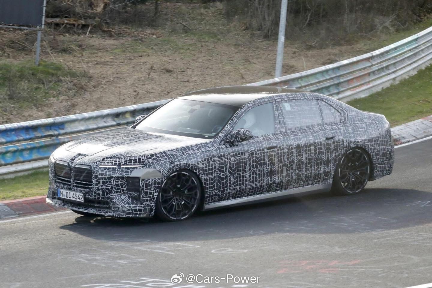 宝马7系中期改款在纽北伪装测试中新车装了之前没见过的新造型22寸大脚看起来非常运