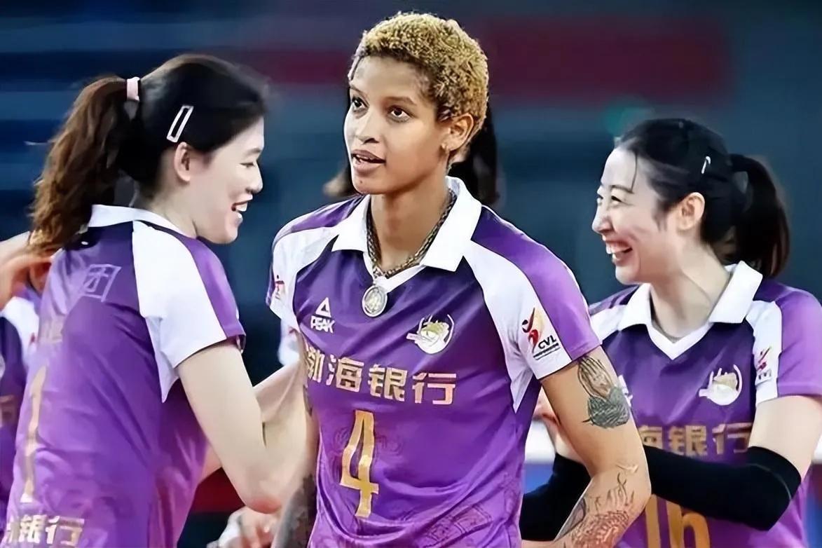 [玫瑰]费内巴切女排官宣瓦尔加斯回归！
在跟随天津女排参加完排超联赛决赛颁奖仪式