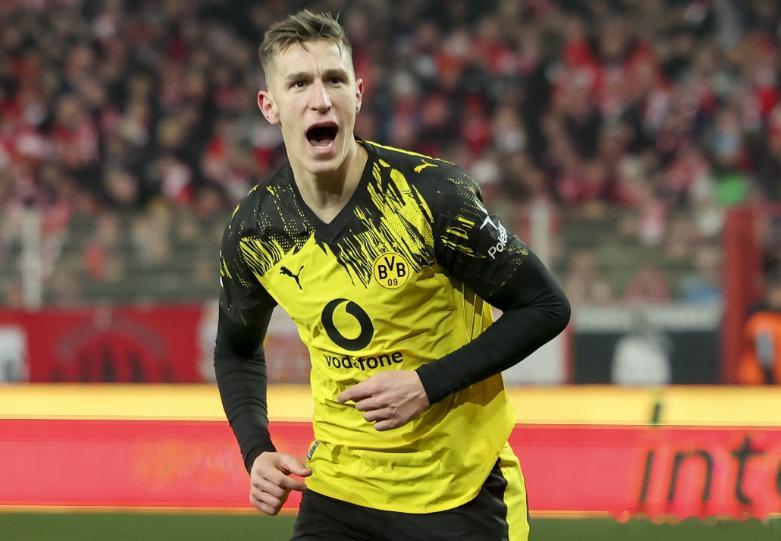 据《每日体育报》报道，巴萨不会与皇马竞争签下斯洛特贝克。施洛特贝克似乎离加盟皇家