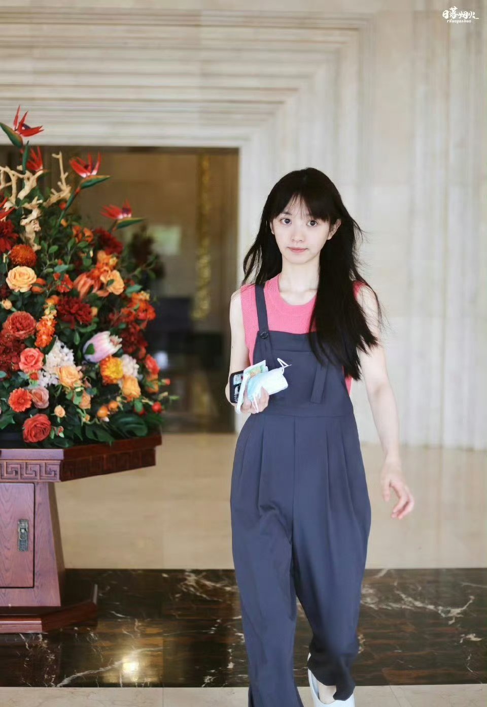 田曦薇没刘海修饰颧骨好明显 