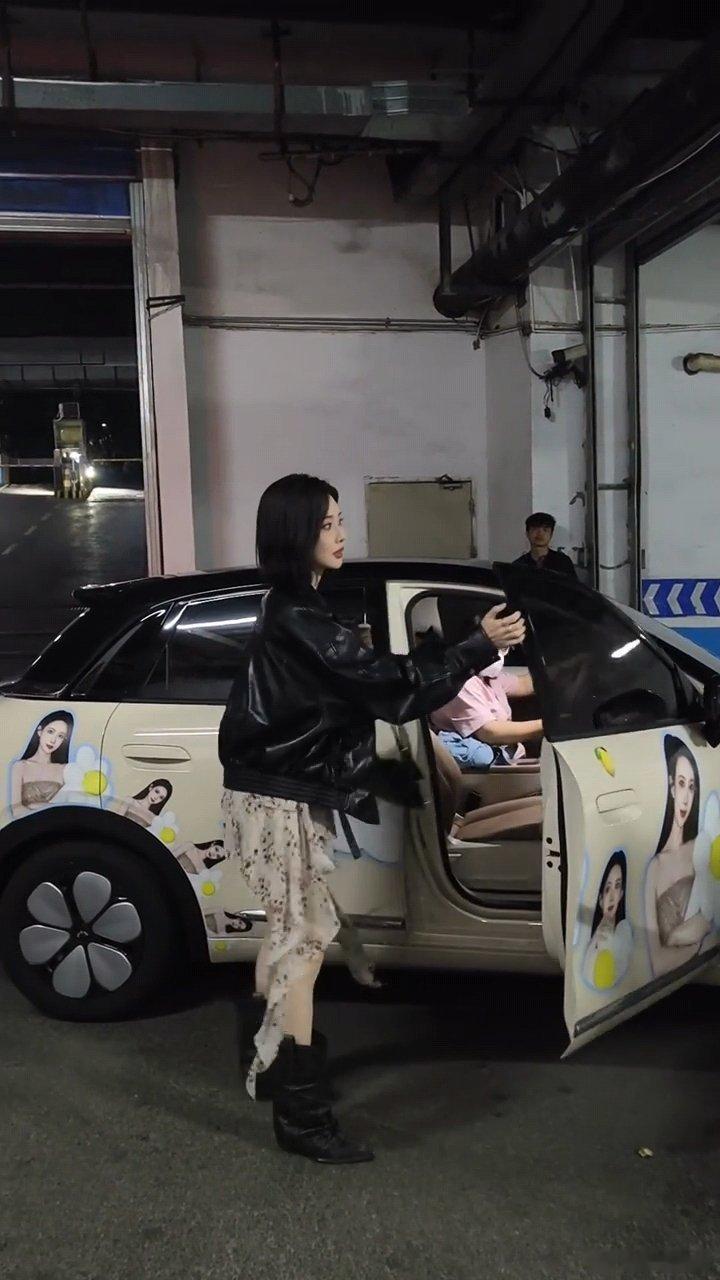 孟子义坐自己痛车上班孟子义坐自己痛车孟子义坐着自己痛车来上班了！ 