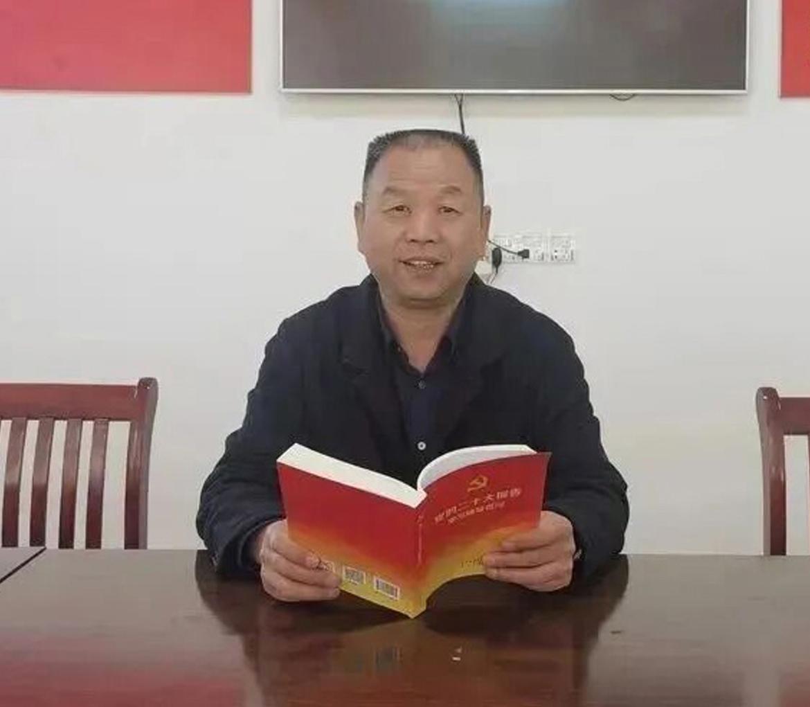 老苏之前是江西省上饶市信州区北门街道沽塘社区的负责人，社区是直接跟居民打交道的服