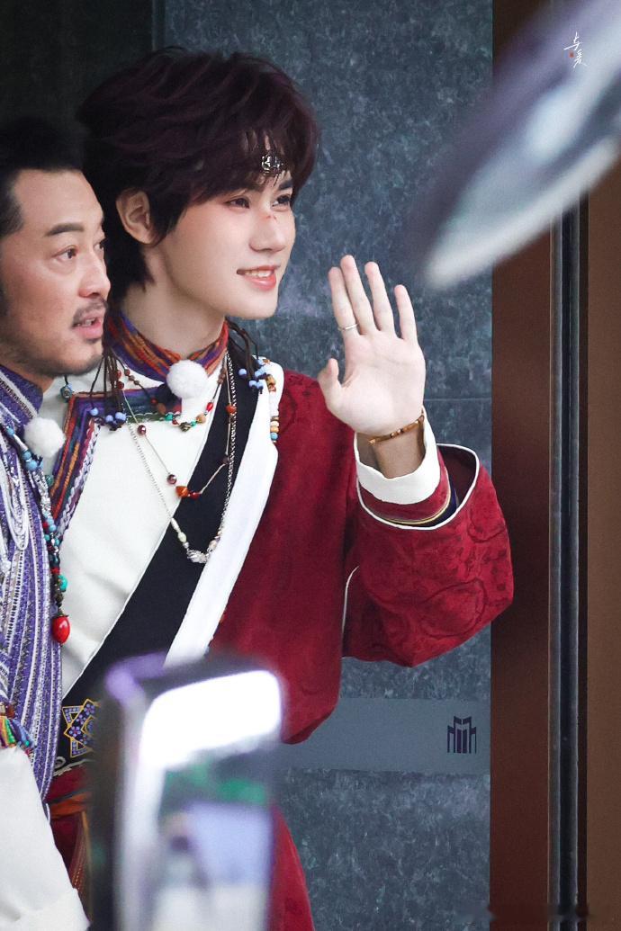 张真源藏服抹额造型张真源奔跑吧藏装路透 张真源藏服抹额造型，张真源奔跑吧藏装路透