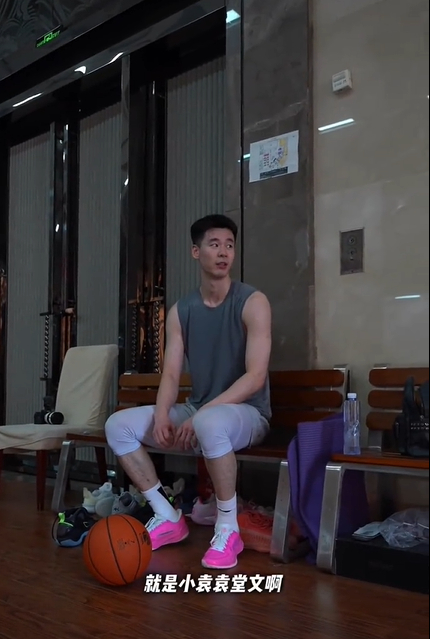 Q：联赛中谁的防守让你压力最大？郭昊文：小袁袁堂文，他的防守我觉得很好。真不愧是