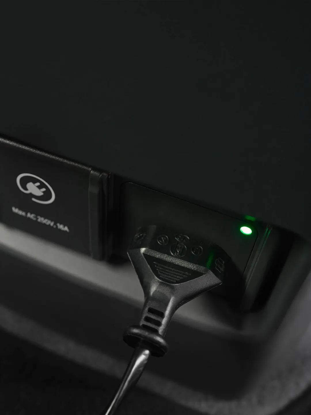 起亚在英国推出了2027款EV2纯电紧凑型SUV。该车搭载前置单电机，标准续航版