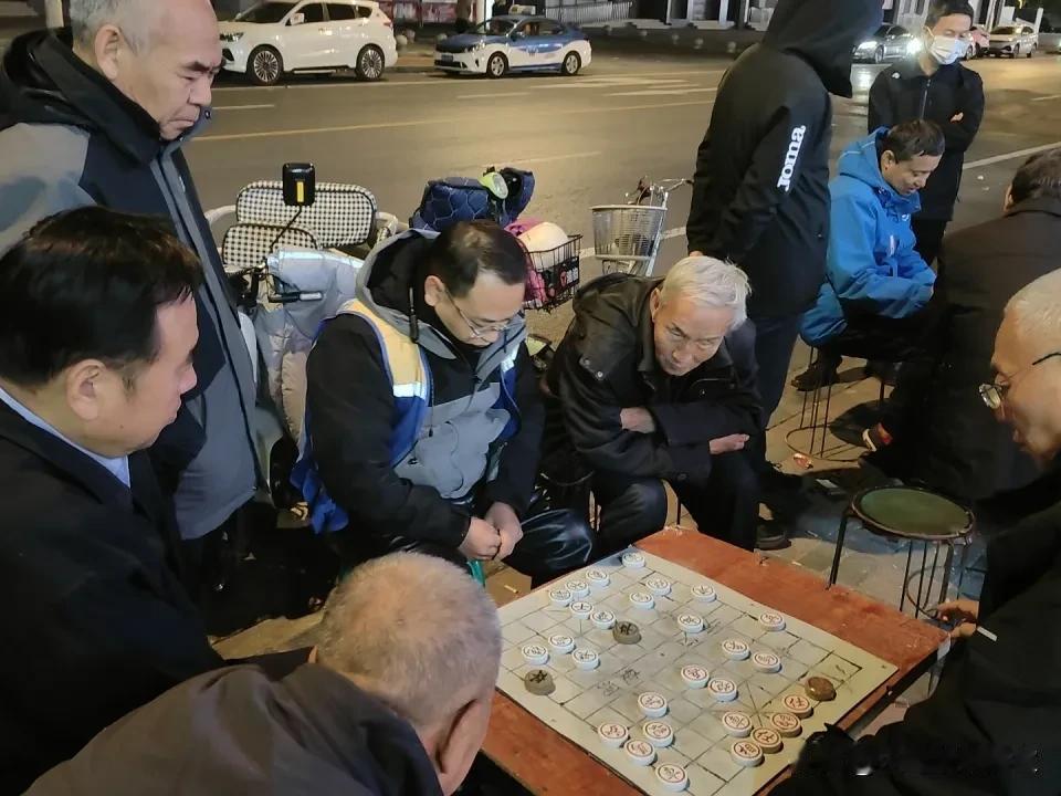 晚风落棋摊，楚河汉界间，众人围观战兴浓。
前阵子在青岛即墨文峰塔的傍晚见过最鲜活