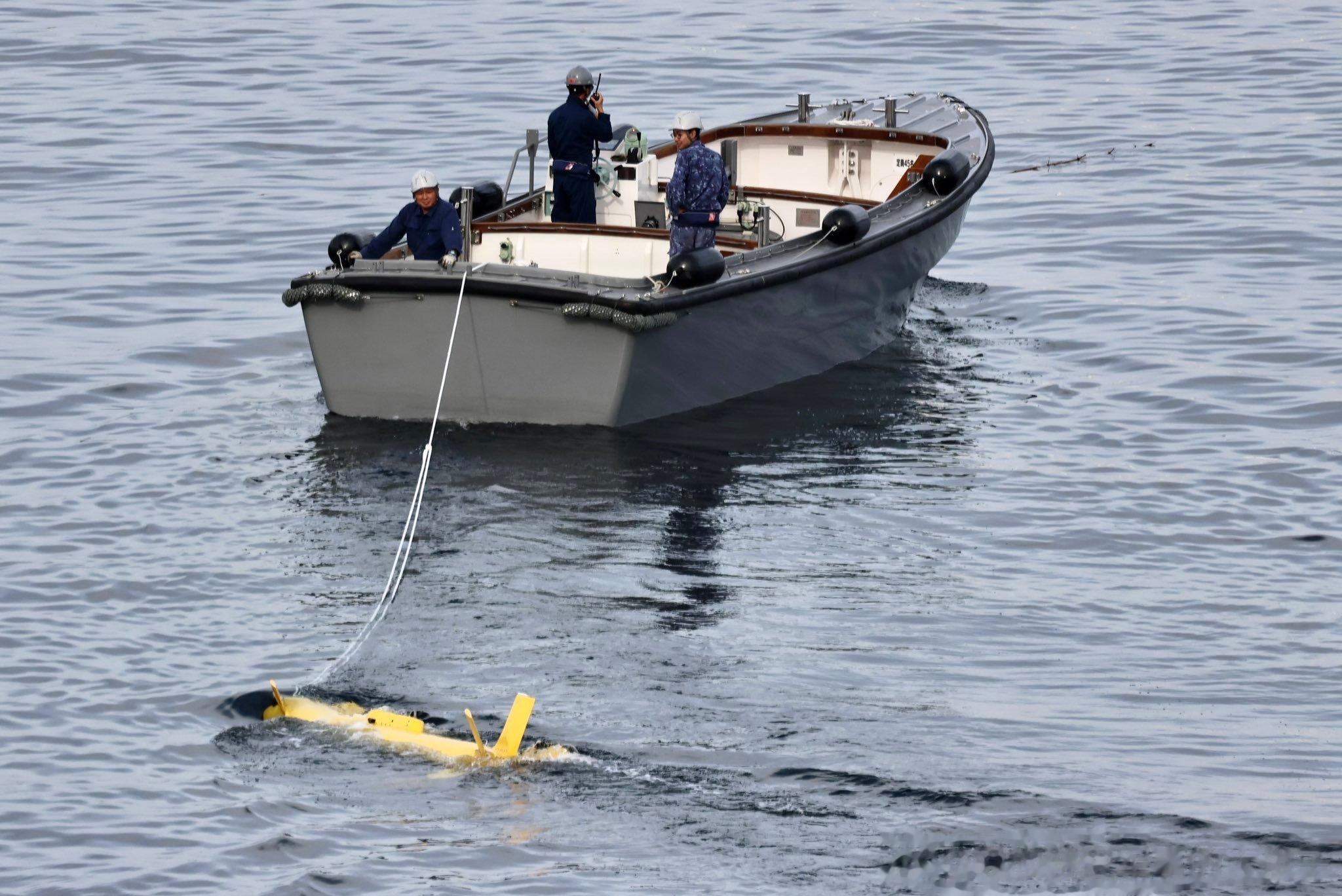 海自最上级护卫舰装备的OZZ-5 UUV（自承式无人水下航行器）回收作业。OZZ