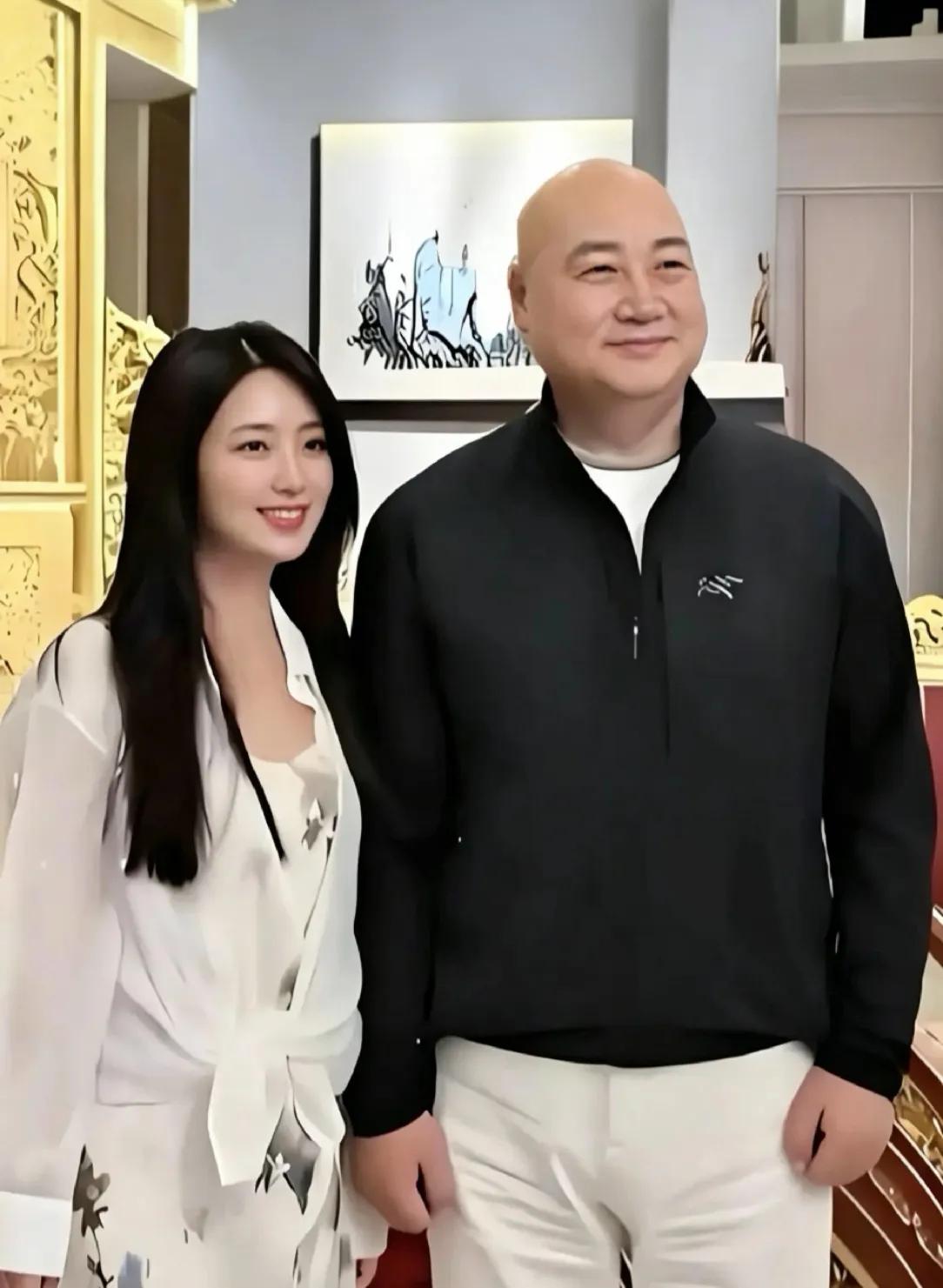原来他们是这种关系！
当年西游记里儒雅的唐僧迟重瑞，这张照片最近火了。
很多人看