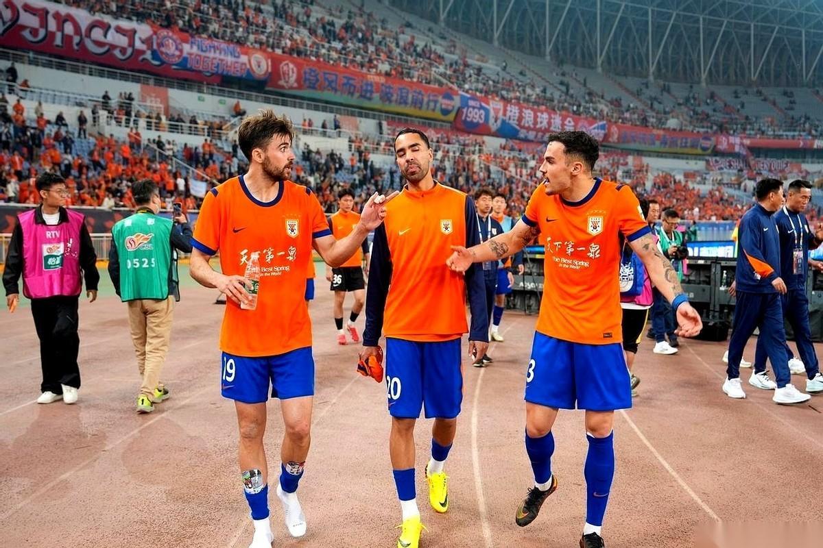 山东泰山与上海海港的终场哨声一响，球场边的空气就像瞬间结了冰。
一边是精锐尽出、