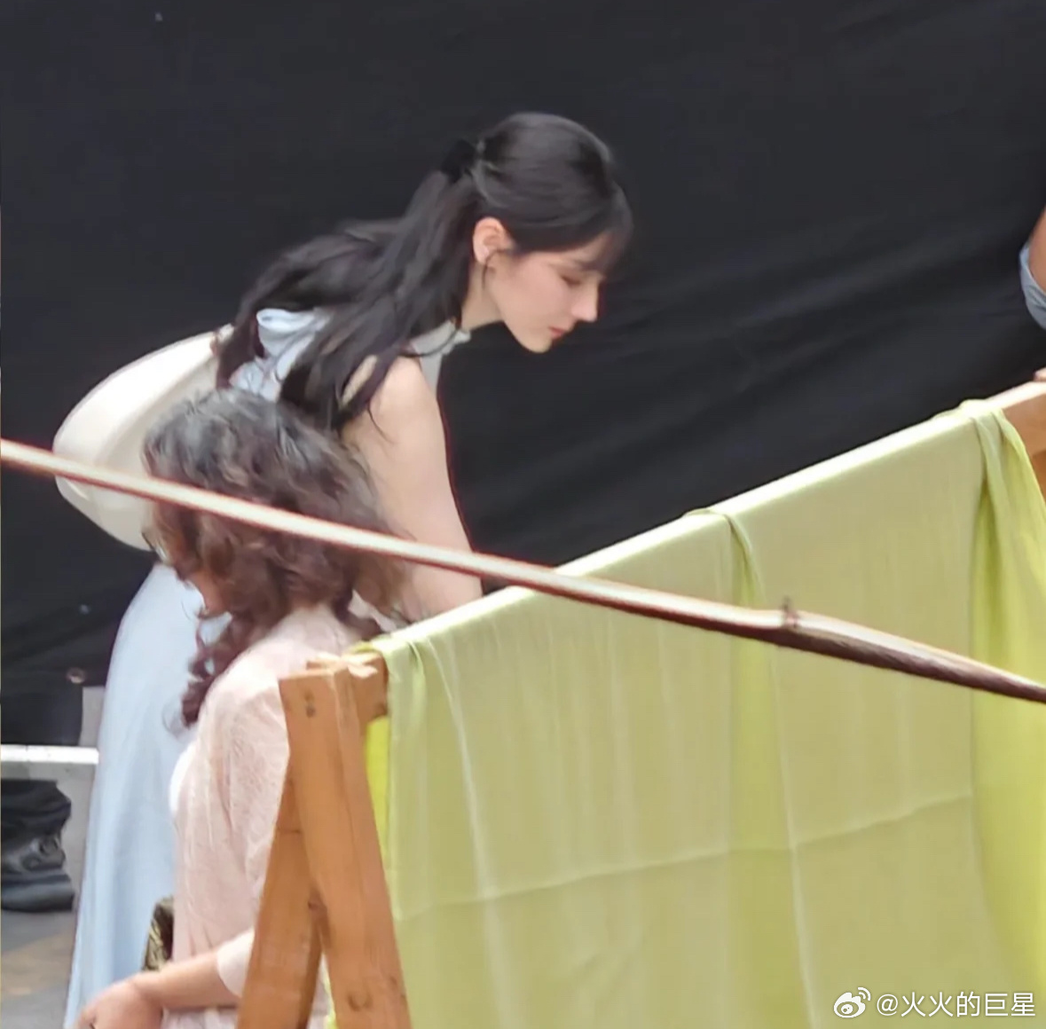 迪丽热巴新剧泉州拍摄路透迪丽热巴齐刘海浅蓝色无袖长裙 完全是温婉女神来着的 ​​