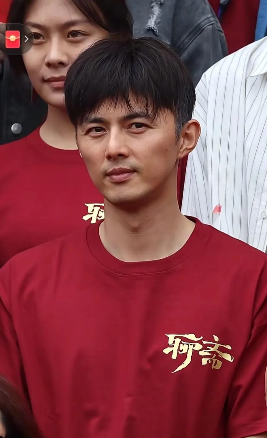 叶祖新多大了，

看这照片白头发都长好多了

不过他真的是越老越帅了

男人果然