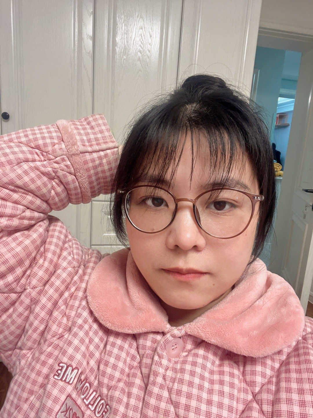 作死剪了短刘海[揣手]俩小时了，我在家里晃来晃去还无人发现[doge]猜猜三直男