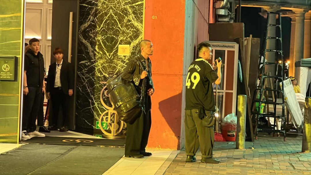 吴彦祖光头造型路透 光头还能帅成这样，吴彦祖你是懂怎么拉仇恨的。这造型放九龙城寨
