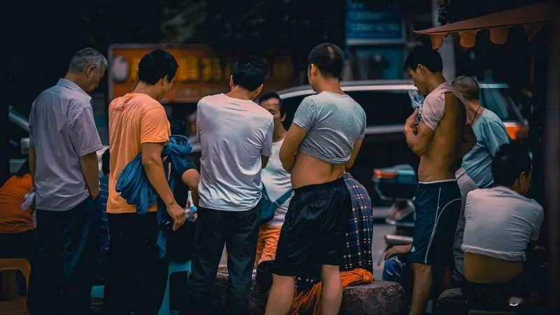 好多人怀念以前，可不是怀念穷，而是怀念那时候极低的信息成本和超高的确定性。以前生