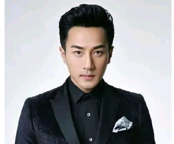 52岁刘恺威认爱32岁黎纪君，两人相差20岁。10月16日上午，港媒在九龙湾拍到