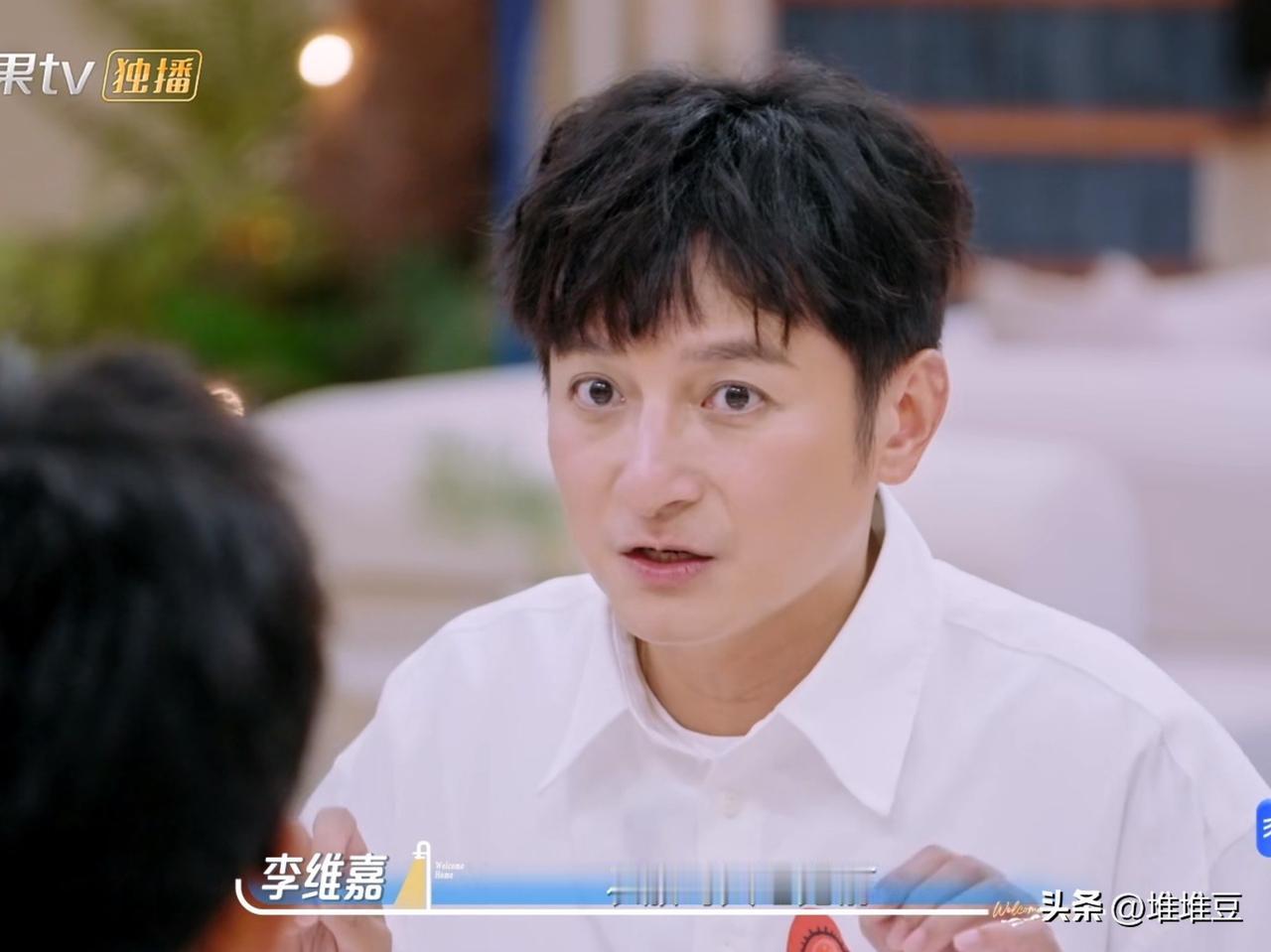 维嘉说：“王栎鑫的衣服，每天睡觉前都叠得整整齐齐，鞋子要擦得干干净净，行李箱也会