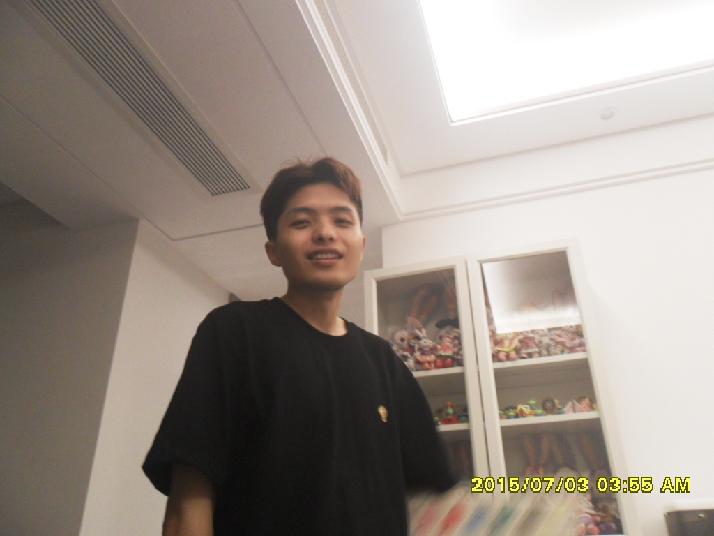 哈哈哈哈聪哥从家里搜刮了一台旧相机，拍起来还挺有西西滴内味儿，下次出门试试[拳头