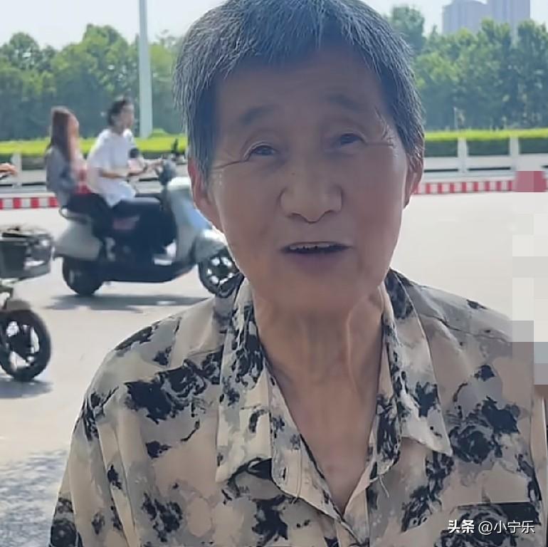 河南许昌一76岁的老人段守兰，13年如一日的在街头摆免费茶摊，一张木桌，四个小凳