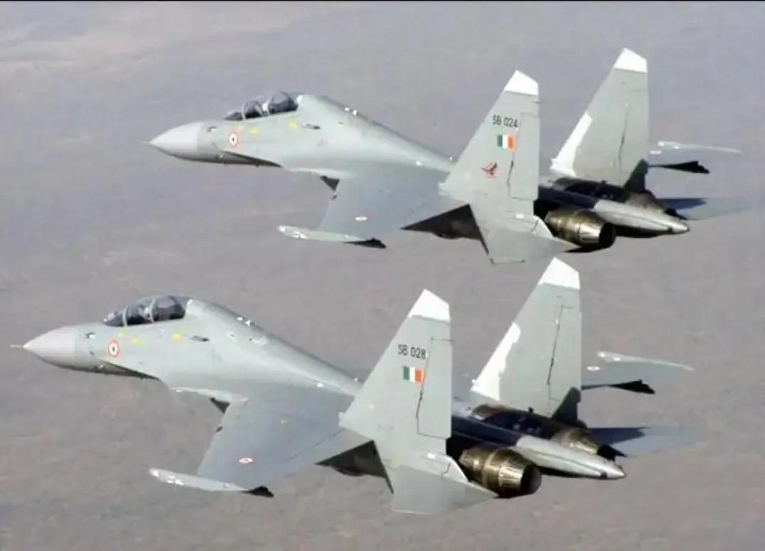 印度到日本刷存在感，在中日局势紧张之际，11月27日，印度飞行员驾驶苏30战机途