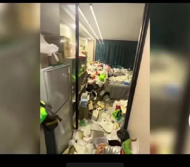 00后漂亮女生退租房，房东进屋里查看，看到的每一个角落都是堆满了垃圾，床上，厨房