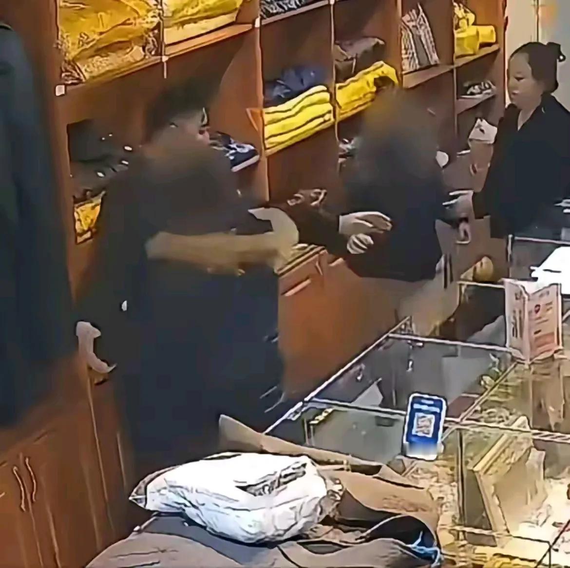 哈尔滨一女子给父亲挑寿衣，不料，丈夫坚持要买最便宜的。女子很生气和丈夫大吵了一架