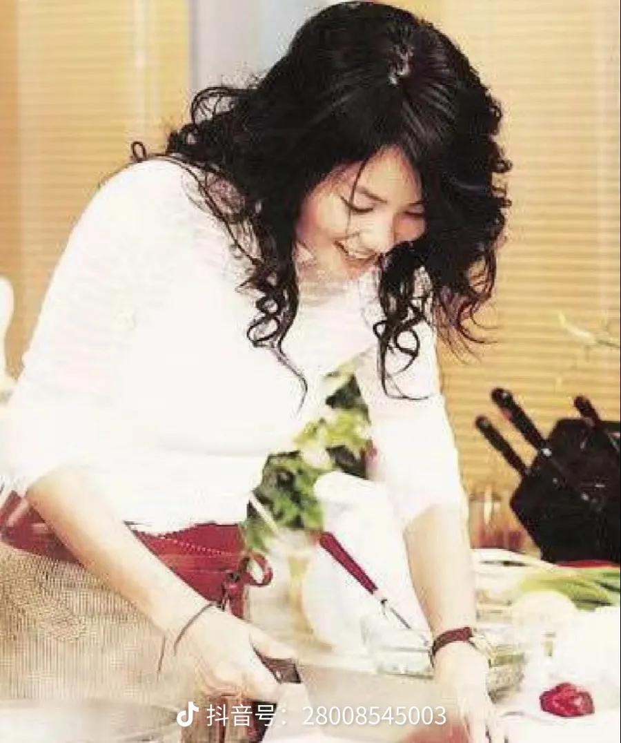 为什么很多人都欣赏王菲?
大家喜欢王菲，主要是她太“真”了。唱歌从不炫技，嗓子一