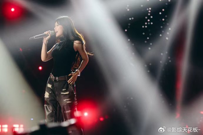 白玉兰和歌手又对打了不想遗漏任何一处高光瞬间，只能来回切换频道，兼顾音乐舞台和影