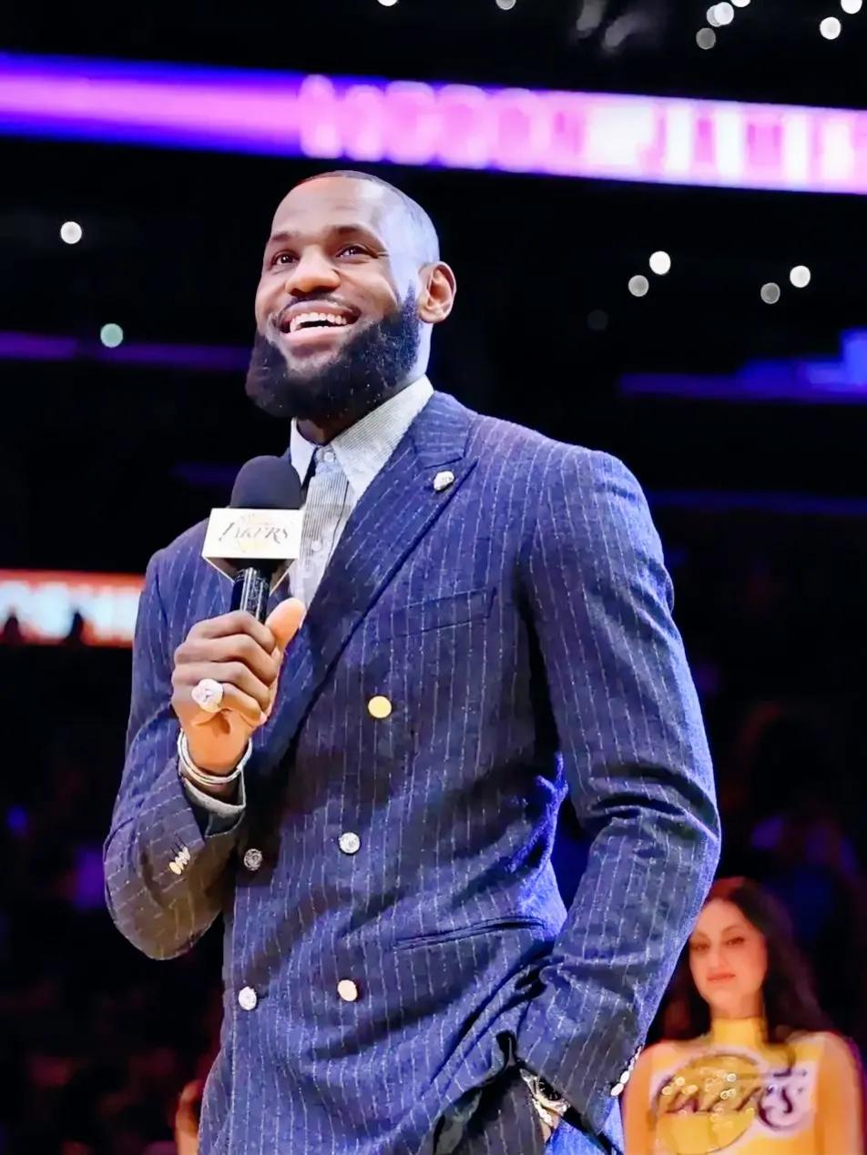 不偏不倚，NBA历史地位排名前十的“小前锋”是以下这10位球员：

1、勒布朗-