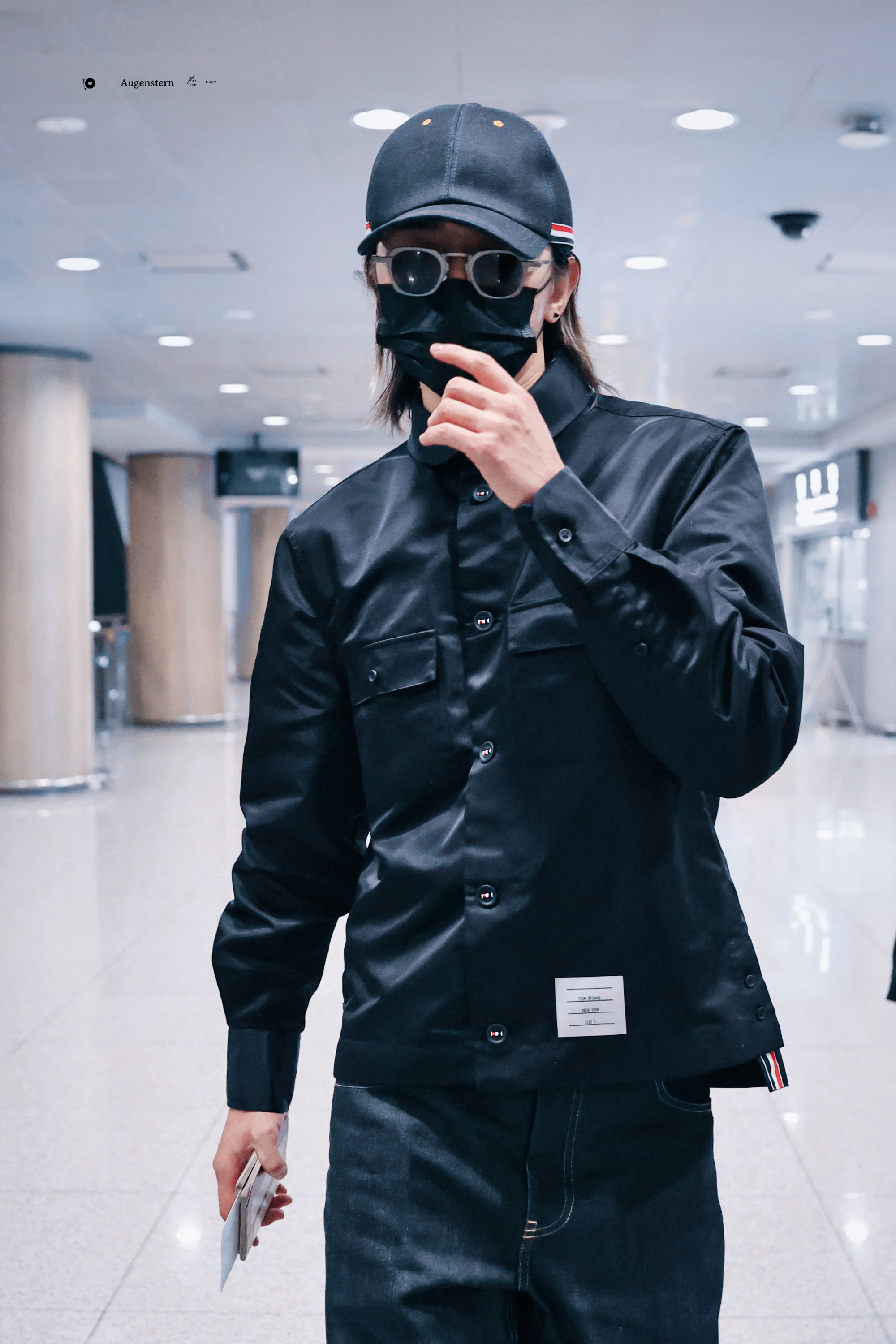 蔡徐坤启程米兰男装周，即将亮相Thom Browne 2027春夏男装大秀，今年