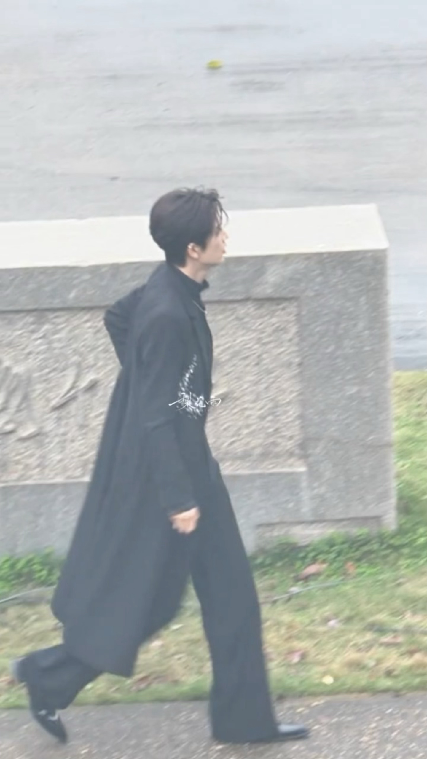 张凌赫开推男模回归，下车这几步又走成秀场了张凌赫下车这几步又走成秀场了