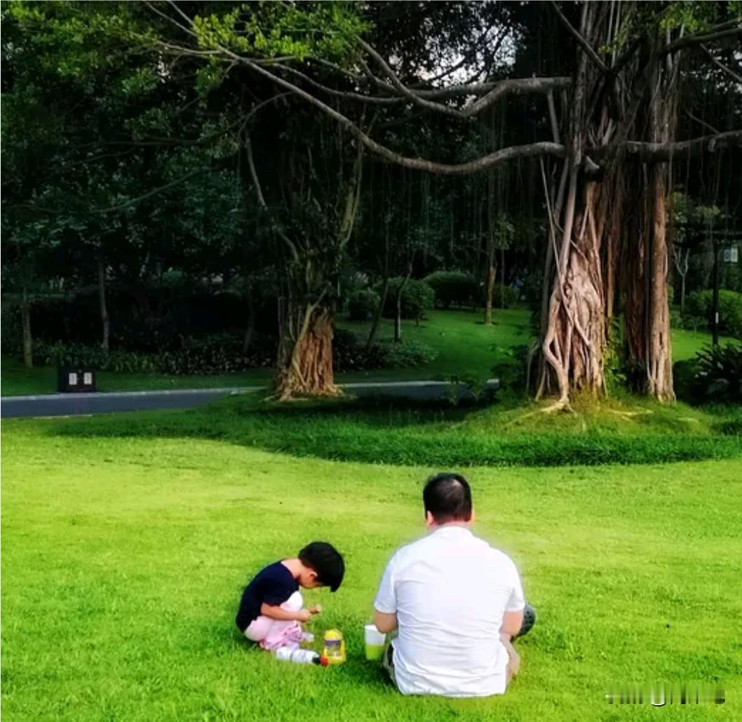 秋日生活打卡季秋日里我带着闺女来到了公园里，好好玩一上午，陪她享受快乐童年。等上