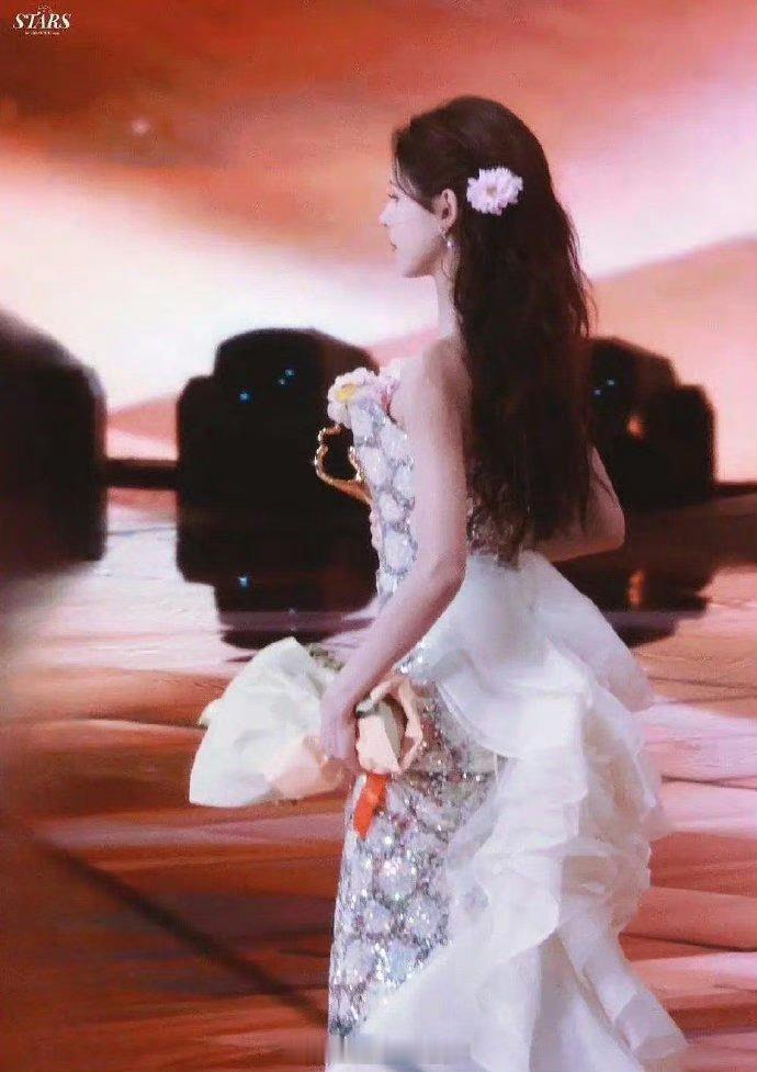 其实迪丽热巴真的可以参考张予曦胸口插花防走光的办法，这样就不用每次都捂胸口，每次