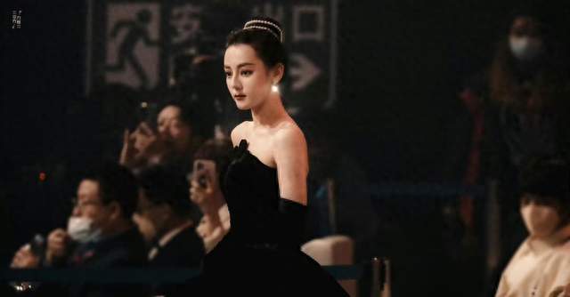 迪丽热巴雨中开毯蝴蝶飞走 网友直呼这就是定毯神针吧