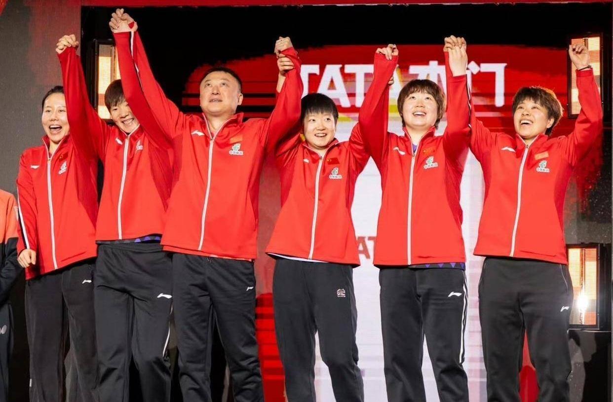 谁留意这张国乒夺冠合影的可爱小细节😂！
大家双双高举双手，
手拉手举得高高的。