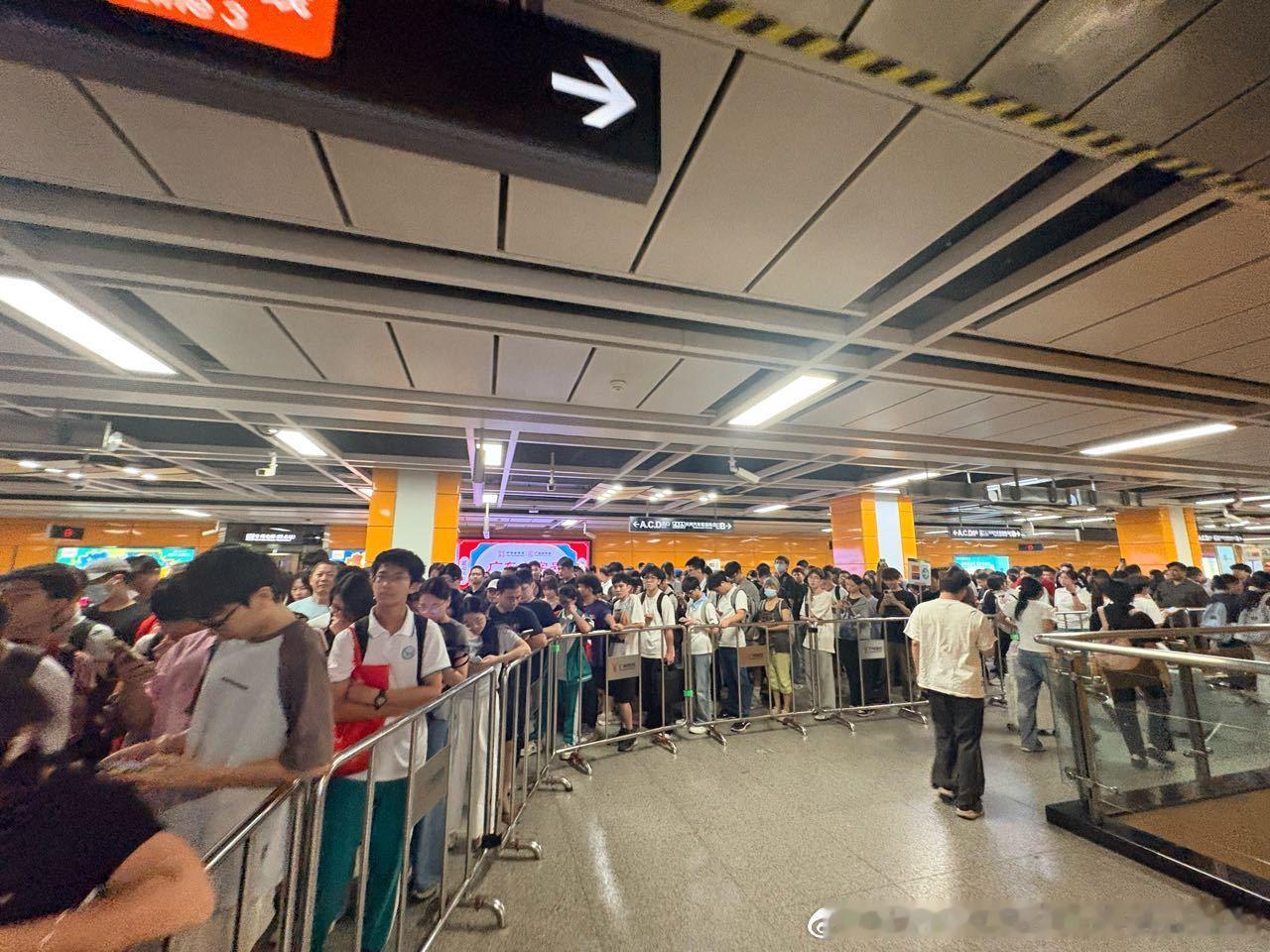 广州地铁网友： 2026年9月24日，周四（中秋节前），广州天晴（远郊花都从花北