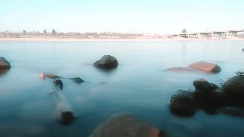 这两句话感觉充满了奇幻色彩。“银河渡日捅星斗，地球绕日穿银河”，虽然不太明确“银