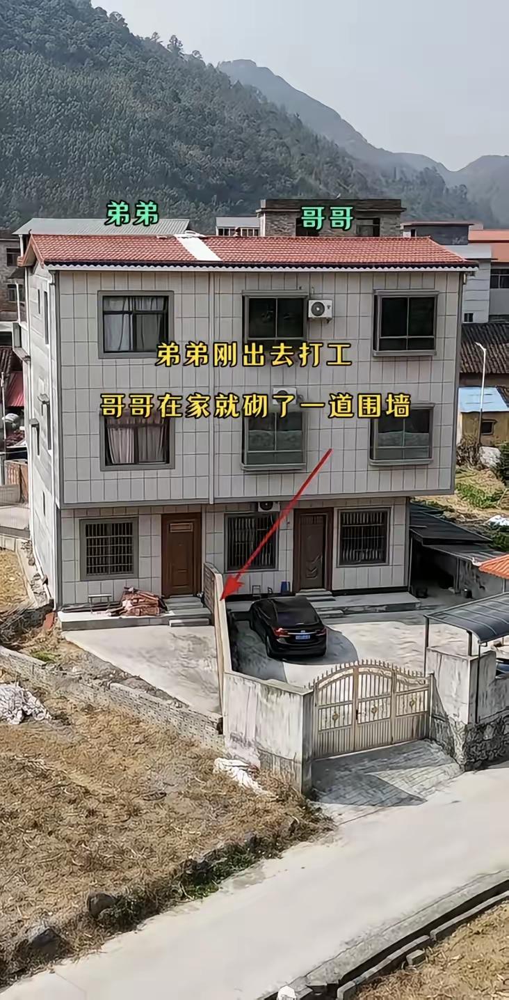 两兄弟要想矛盾少，房子最好不要建在一起，建在一起争地盘，同屋不同心，让人笑话。像