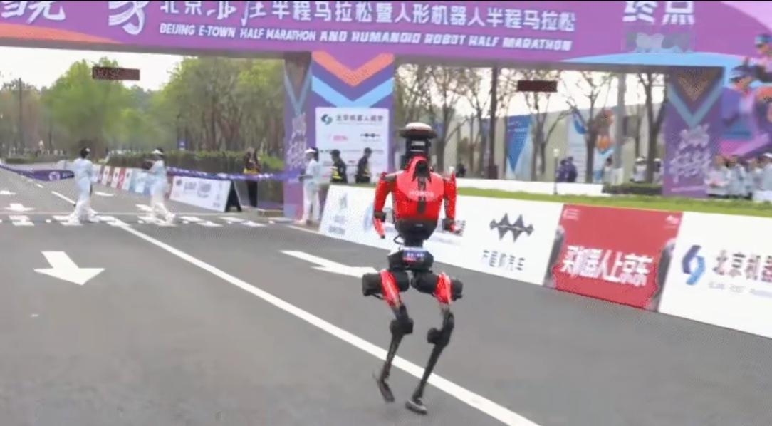 机器人半马“碾压”人类夺冠：是真神话，还是精心炒作？

不少外国记者在现场看呆了