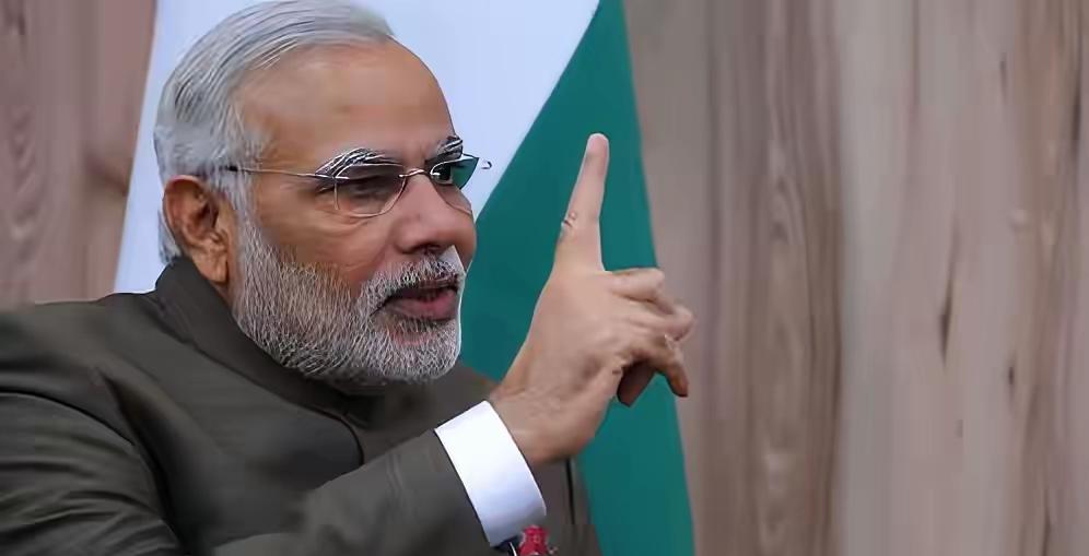 普京终于等到俄油成抢手货这天，各国排着队抢购。

美国大赦俄油三十天后，印度抢先