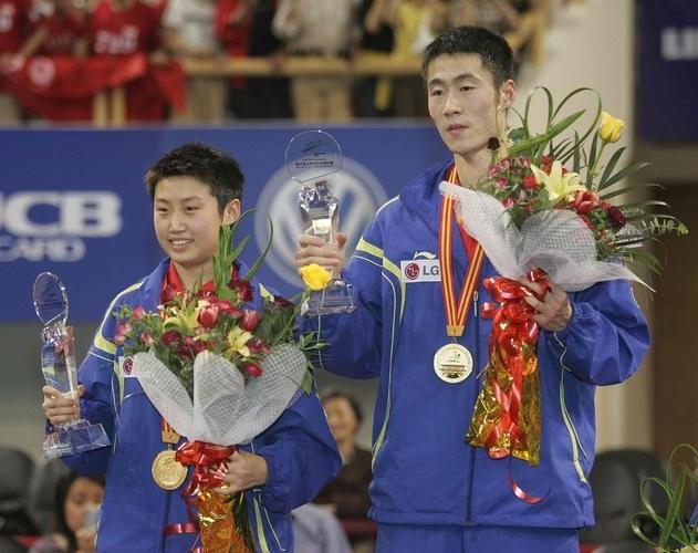 这对冠军组合同框旧照，我只认出了高大修伟、耸鼻朗目的王励勤，那位短发爽利、曲眉丰