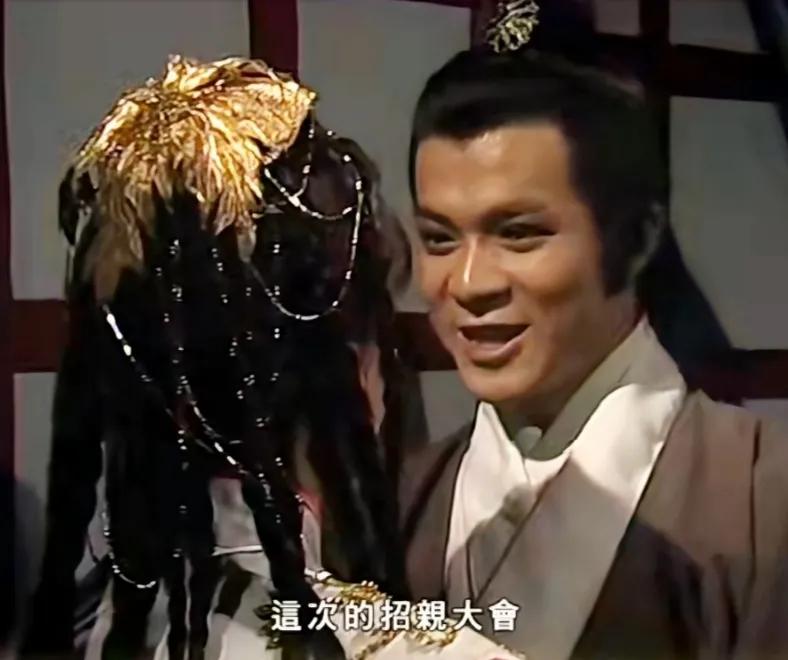 众所周知，黄日华是金庸武侠电视剧里的常客，他塑造了两个非常经典的角色，郭靖和乔峰
