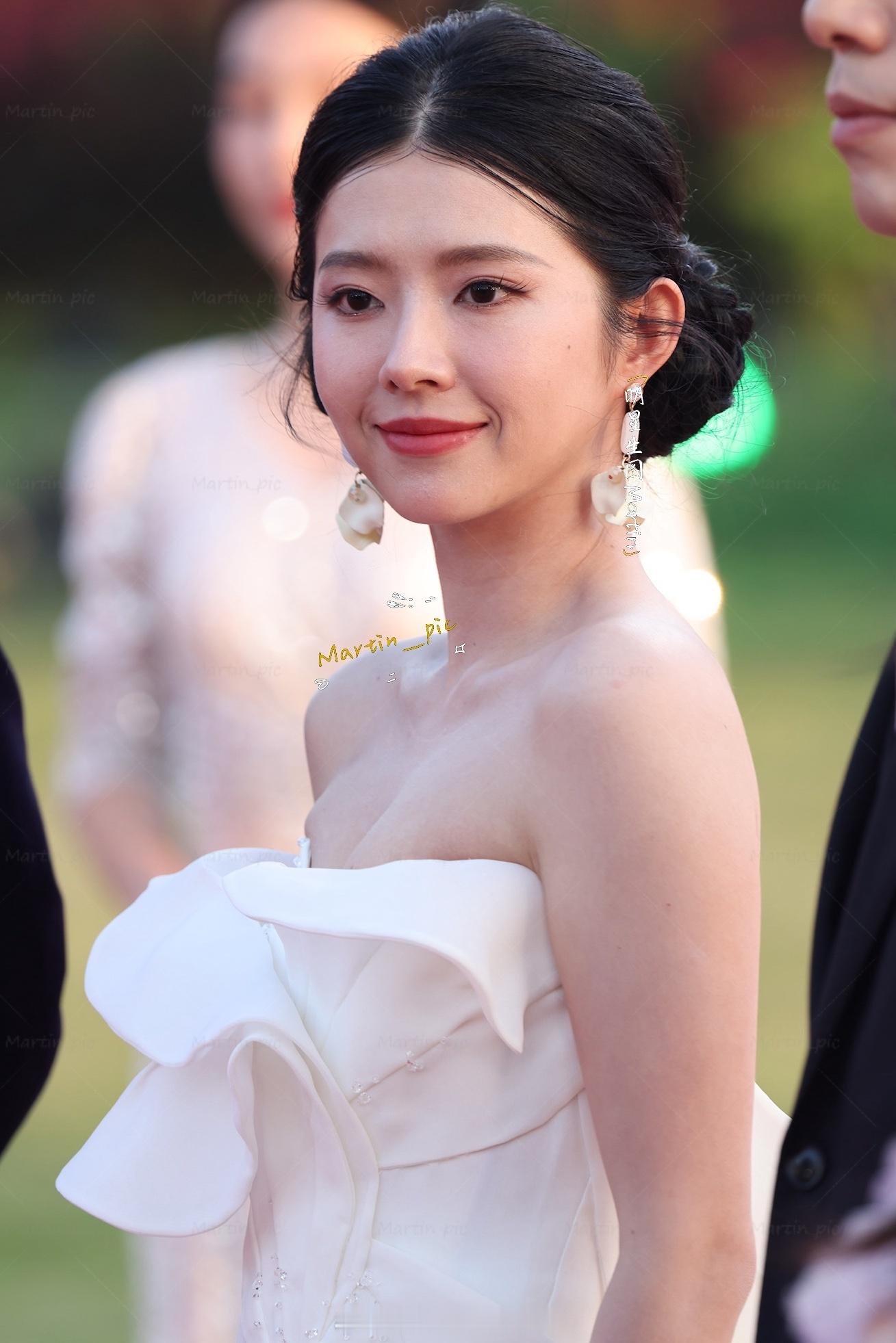 何蓝逗金鸡奖红毯生图哇哇哇何蓝逗今天好美